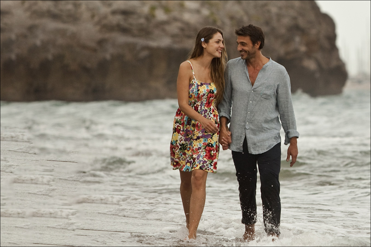 Escena romántica de Perdona si te llamo amor con sus protagonistas