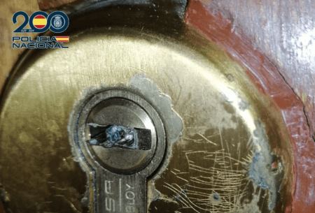 Bolas en la cerradura para robar en una casa