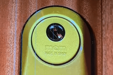 Bombín girado para saber si hay alguien en casa