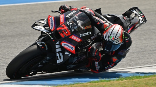 Marco Bezzecchi pilotando con su moto aprilia