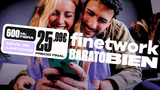 Pareja mirando el móvil junto a un reclamo de Finetwork con fibra 600 Mb y GB ilimitados por 25,99 euros.