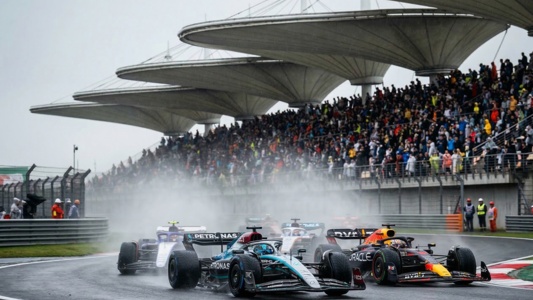 cochs de formula 1 compitiendo en el gran premio de china