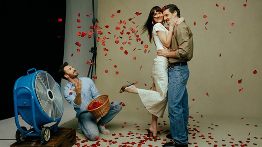 Escena de Materialistas con los protagonistas en un momento romántico