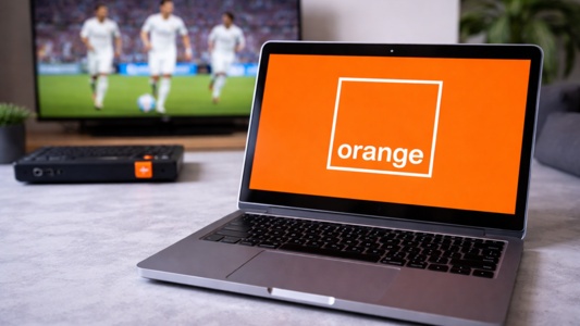 ordenador donde se ve el logo de orange