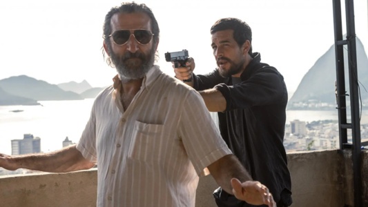 el personaje de mario casas apuntando al de luis zahera en la nueva serie Zeta